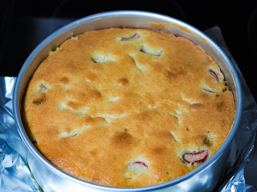 Cooling cake in the pan